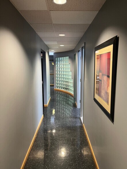 More Photos Of 10500 Barkley St, Overland Park Office For Sale