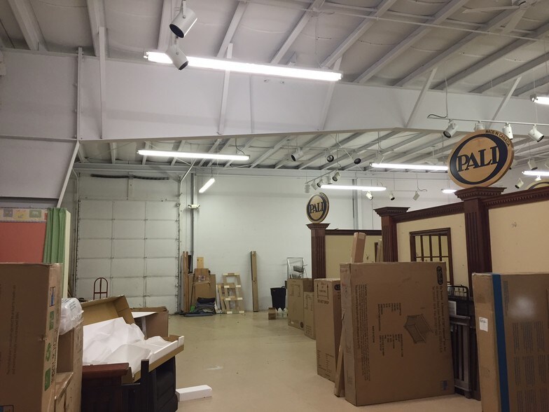 More Photos Of 969-979 Meriden Waterbury Tpke, Plantsville Freestanding For Lease
