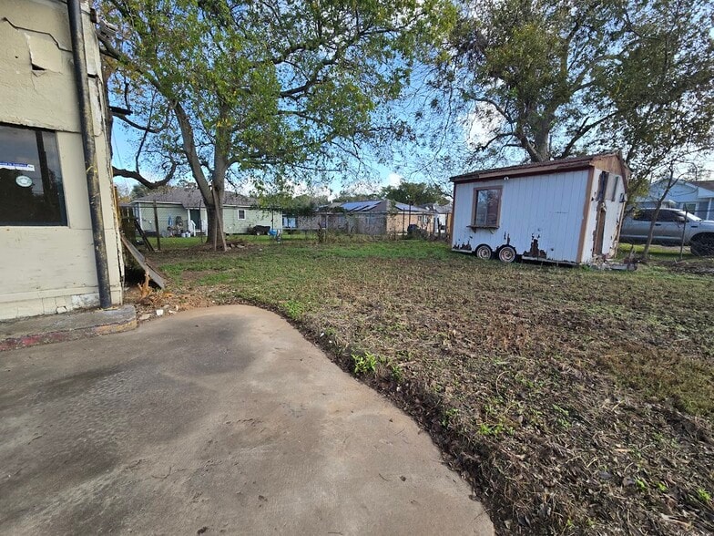 More Photos Of 6610 Highway 6, Hitchcock Freestanding For Sale