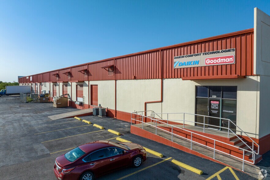 More Photos Of 301 Hanmore Industrial Pky, Harlingen Warehouse For Sale