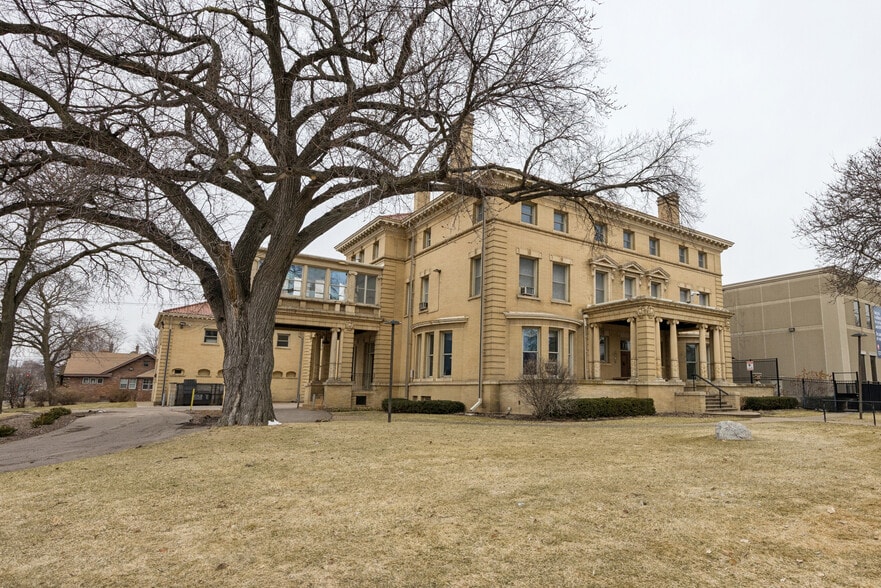 More Photos Of 2540 Park Ave, Minneapolis Schools For Sale