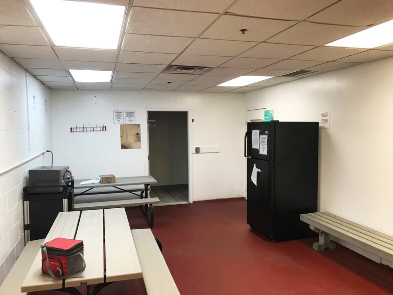 More Photos Of 740 Schneider Dr, South Elgin Manufacturing For Sale