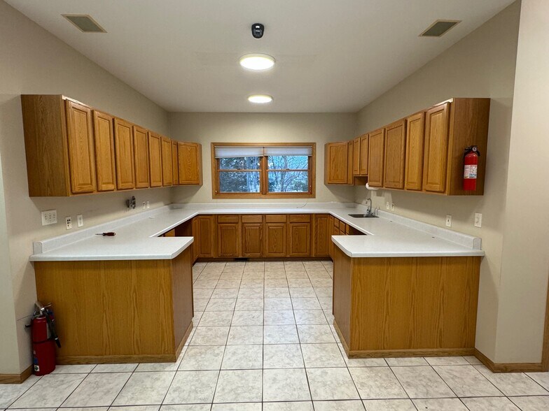 More Photos Of 3300 Commerce Dr, Dekalb Medical For Lease