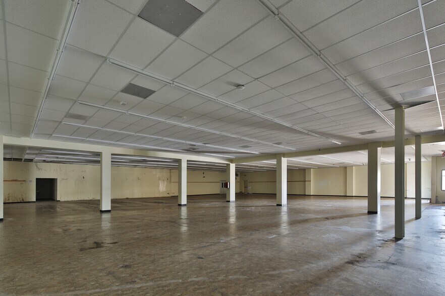 More Photos Of 7300 S Western Ave, Los Angeles Freestanding For Lease