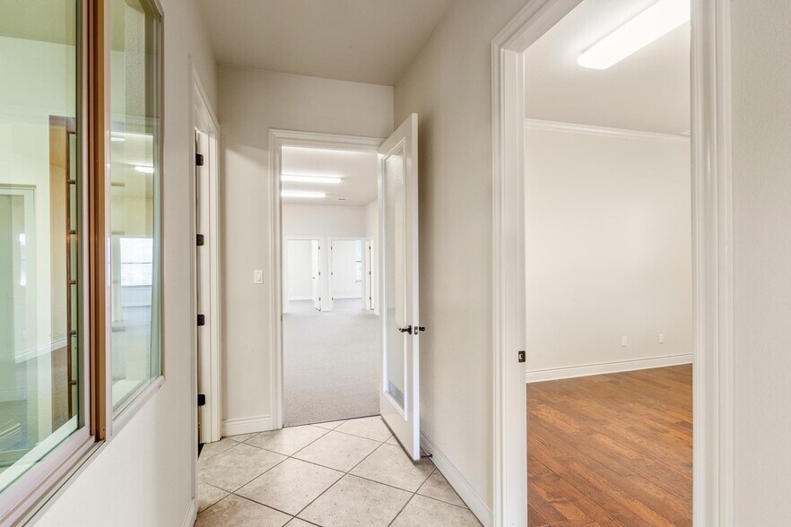 More Photos Of 105 Applewood Dr, Cedar Creek Office For Sale