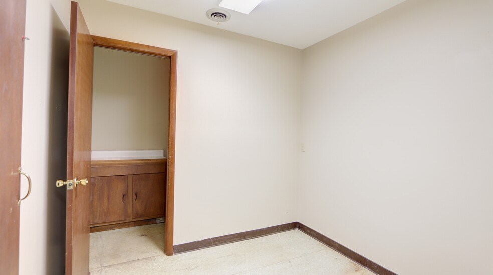 More Photos Of 762 Pre Emption Rd, Geneva Veterinarian Kennel For Sale