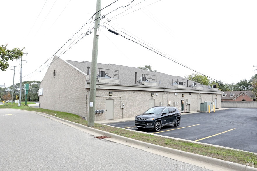 More Photos Of 8070-8078 21 Mile Rd, Shelby Township Office For Lease
