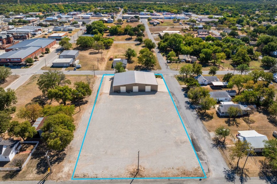 Primary Photo Of 210 W Walnut St, Nocona Manufacturing For Sale