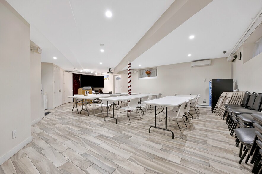 More Photos Of 14311 Willets Point Blvd, Flushing Office For Sale