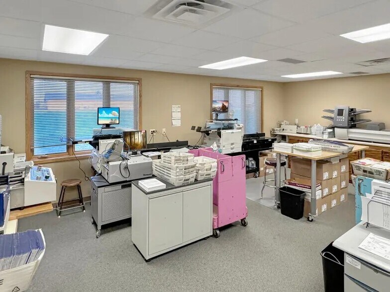 More Photos Of 601 Jewett St, Marshall Office For Sale