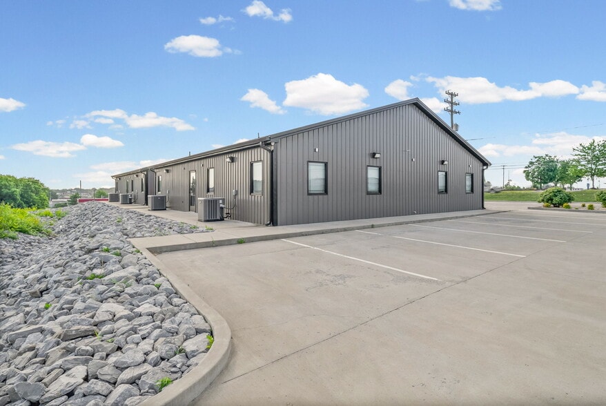 More Photos Of 159 Darlene Dr, Clarksville Office For Lease