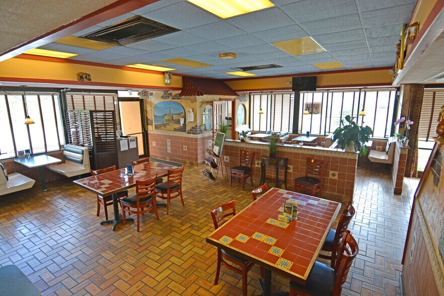 More Photos Of 101 N Us-17, Palatka Drugstore For Sale
