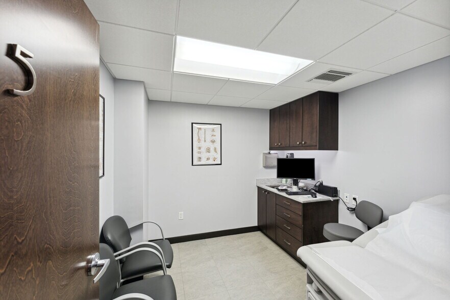More Photos Of 160 John F Kennedy Dr, Lake Worth Medical For Lease