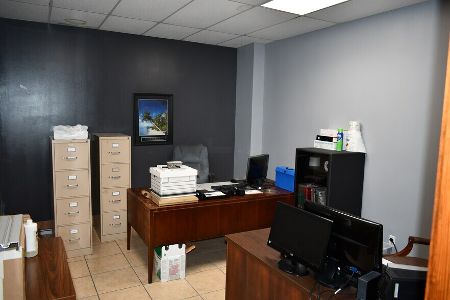 More Photos Of 2620 W Tidwell Rd, Houston Warehouse For Lease