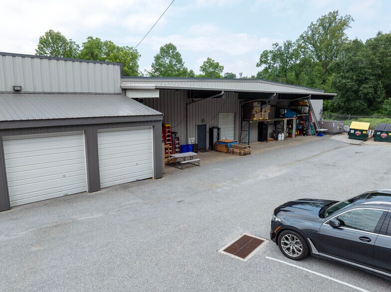 More Photos Of 3430 Woodbridge Ct, York Warehouse For Lease