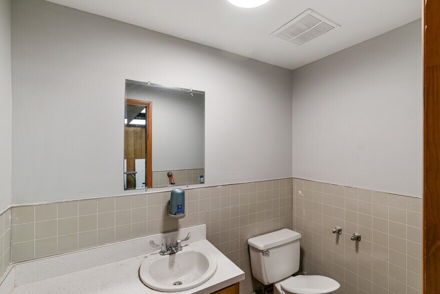 More Photos Of 4000 Memorial Blvd, Springfield Freestanding For Sale