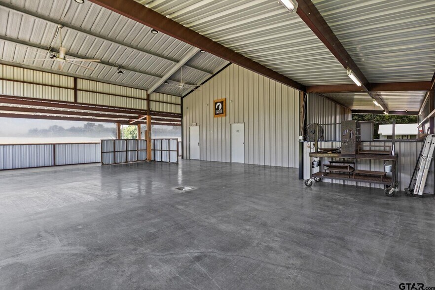 More Photos Of 908 W Broadway St, Winnsboro Flex For Sale