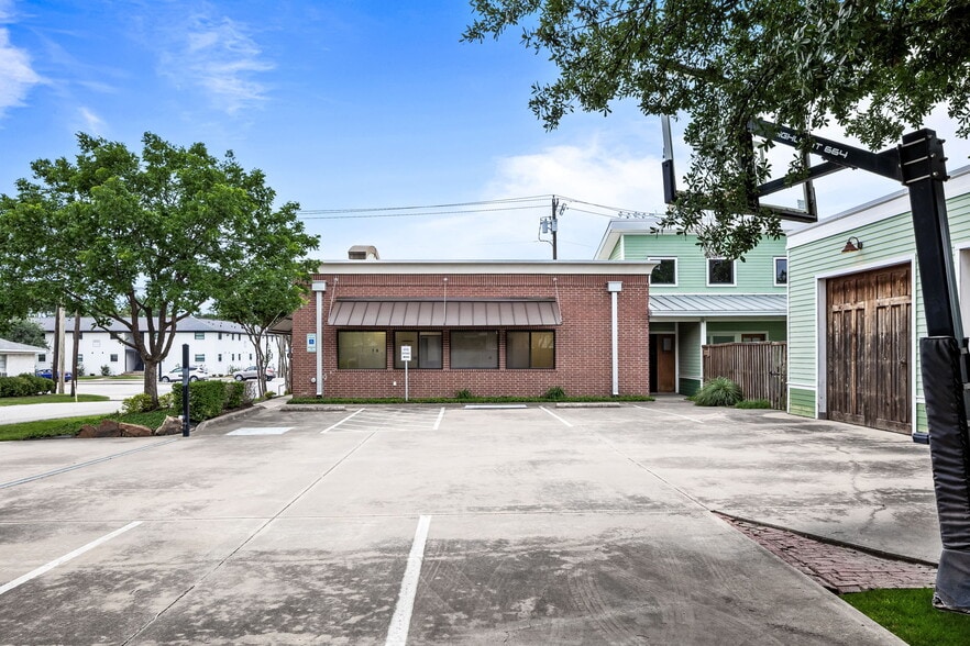 More Photos Of 1515 E Belt Line Rd, Carrollton Office Residential For Sale
