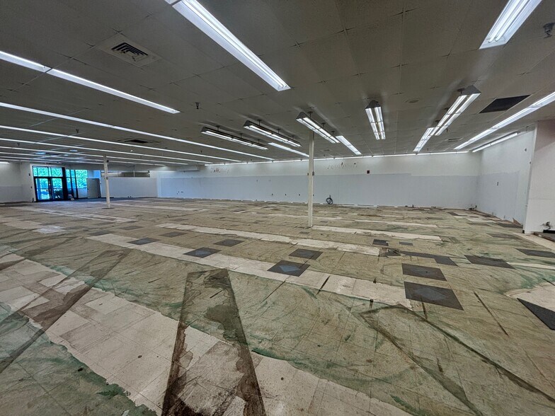 More Photos Of 427-429 W McIntyre St, Mullins Unknown For Lease