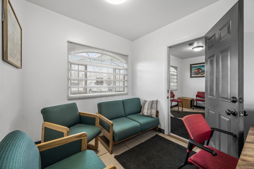 More Photos Of 370 Maryland Ave W, Saint Paul Auto Dealership For Sale