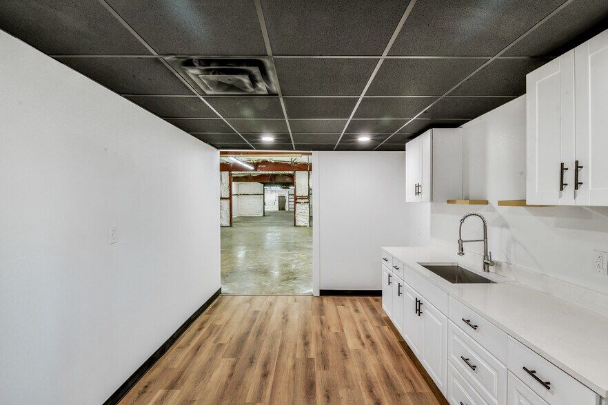 More Photos Of 3115 Sabine St, Forest Hill Warehouse For Sale