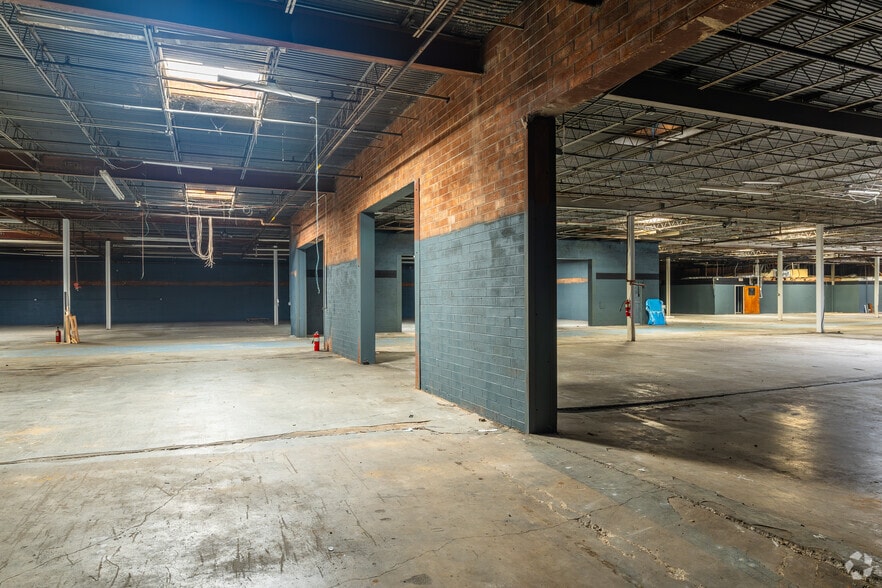 More Photos Of 1415 S Elm St, High Point Warehouse For Sale