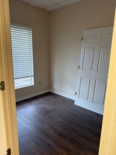 More Photos Of 1076 Business Ln, Naples Showroom For Sale