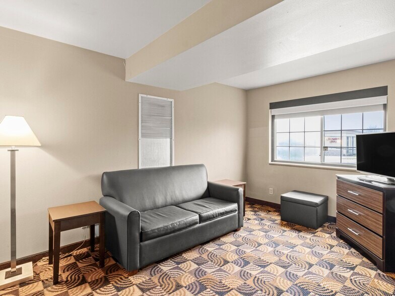 More Photos Of 1001 W College, Oak Creek Hotel For Sale