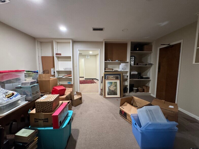 More Photos Of 1208 S Chestnut St, Lufkin Showroom For Sale