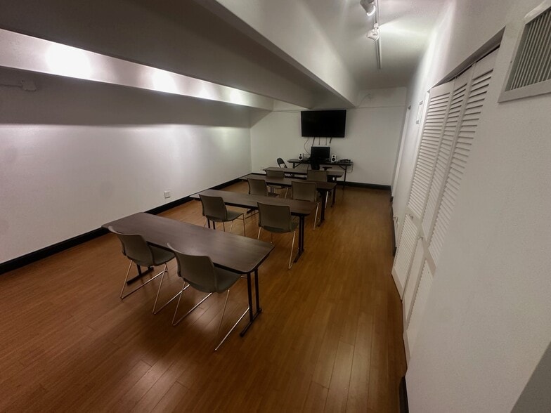 More Photos Of 2724 Shawnee Ave, West Palm Beach Showroom For Lease