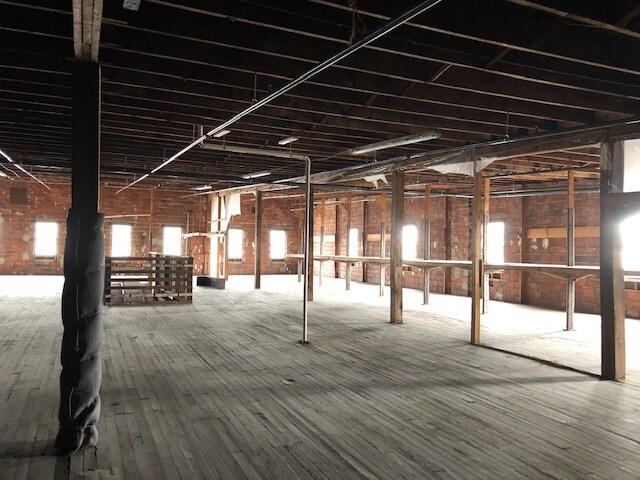 More Photos Of 801 8th Ave W, Palmetto Showroom For Sale