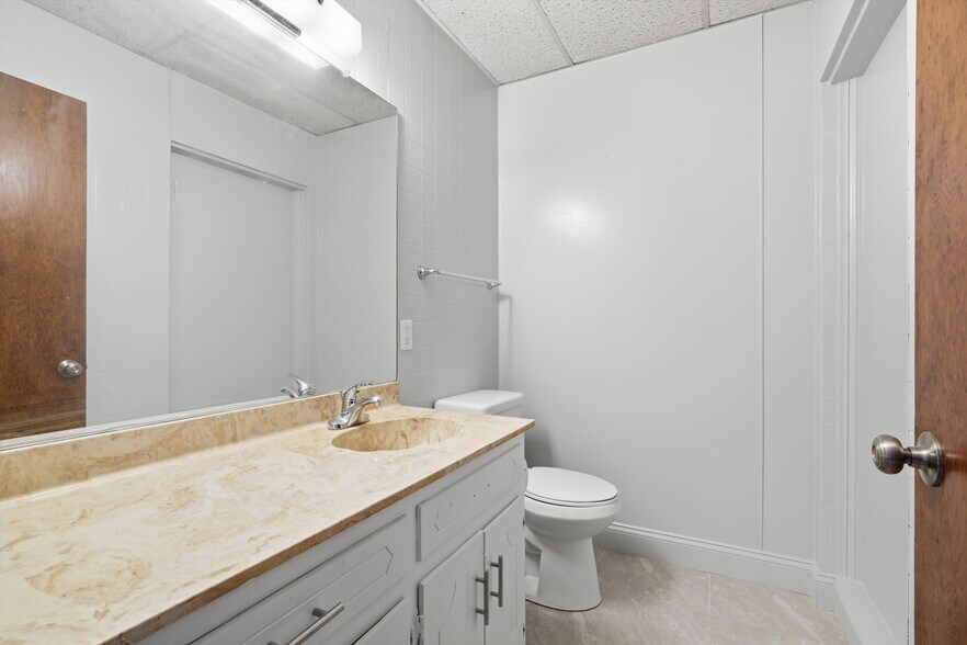 More Photos Of 473-475 S McLennan Dr, Elm Mott Showroom For Lease