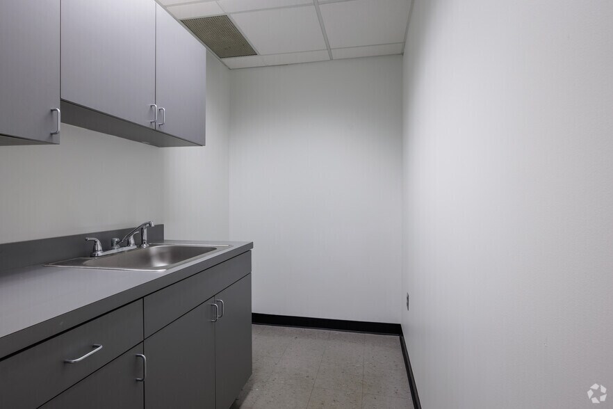 More Photos Of 2200 Fletcher Ave, Fort Lee Office For Lease