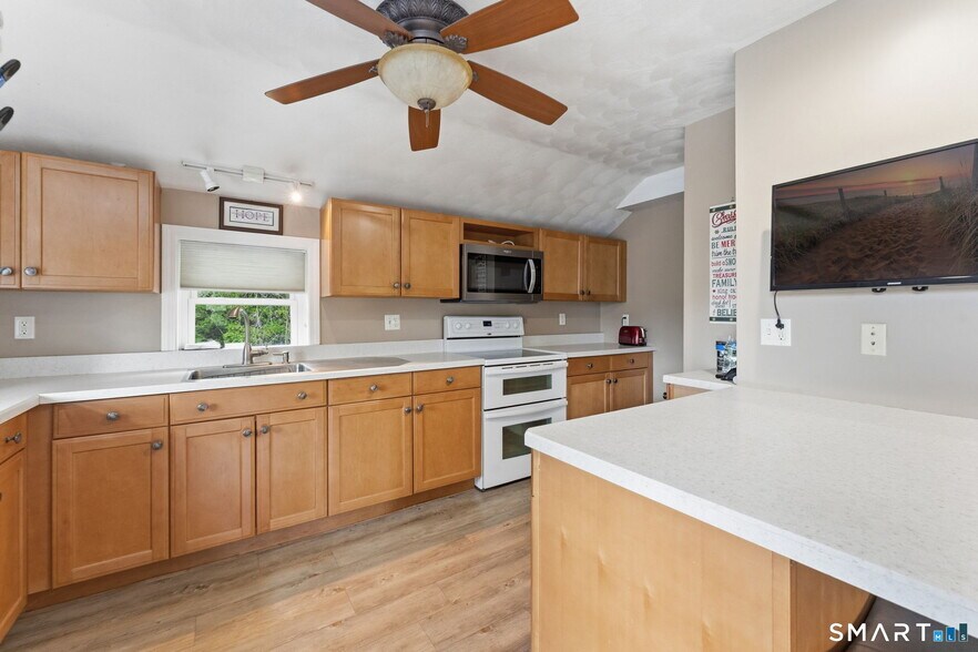 More Photos Of 139 Riverside Dr, Thompson Freestanding For Sale