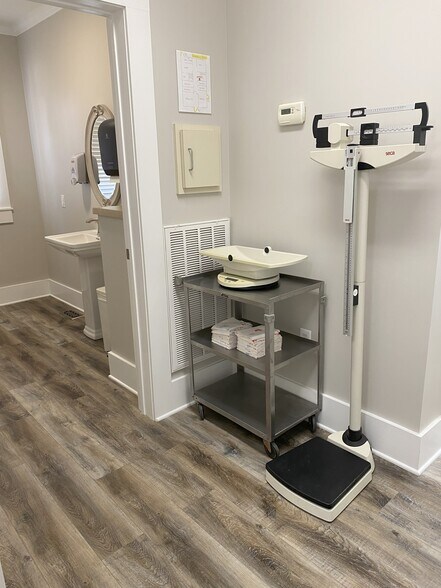 More Photos Of 400 Bexar Ave W, Hamilton Office For Sale