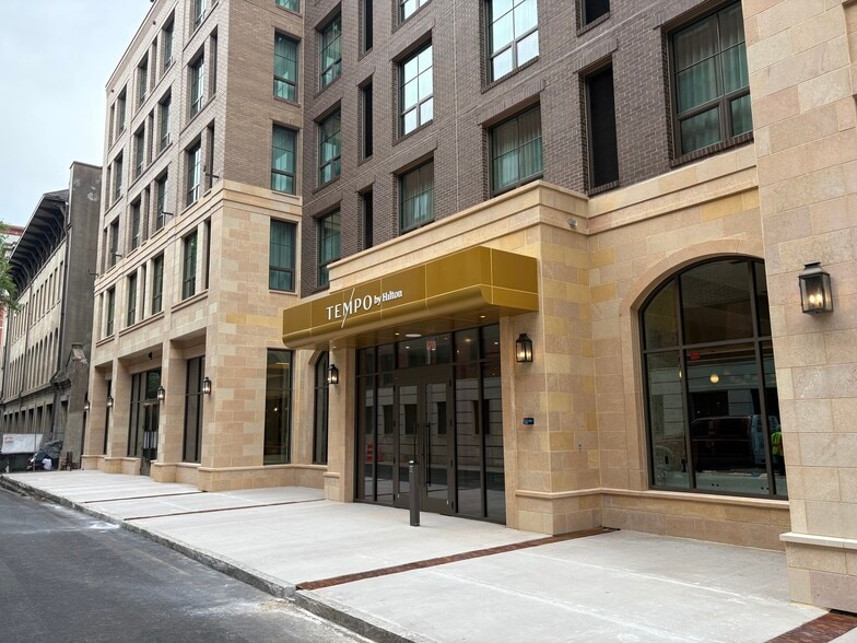 More Photos Of 220 E Bryan St, Savannah Hotel For Lease