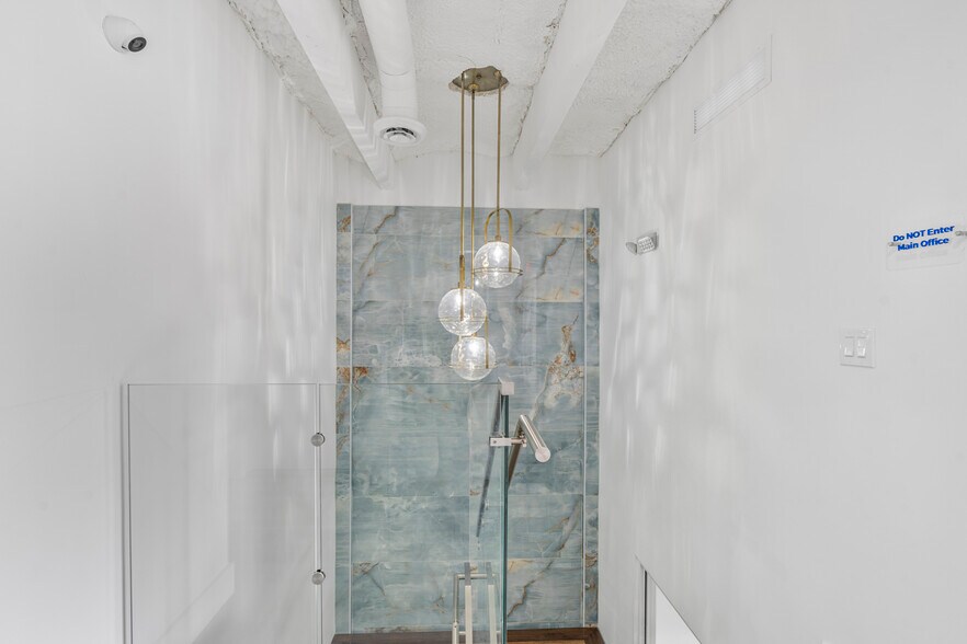 More Photos Of 2075-2129 W 76th St, Hialeah Showroom For Lease