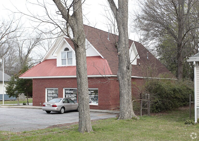 More Photos Of 210 E Lanier Ave, Fayetteville Freestanding For Lease