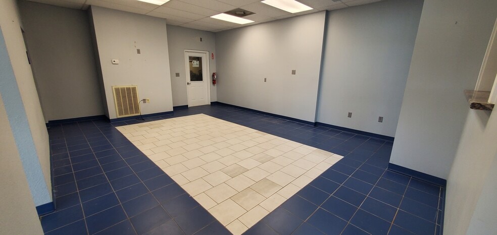 More Photos Of 657-673 E Broadway Blvd, Jefferson City Office For Lease