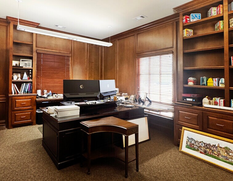 More Photos Of 1425 NW 150th St, Edmond Office For Sale