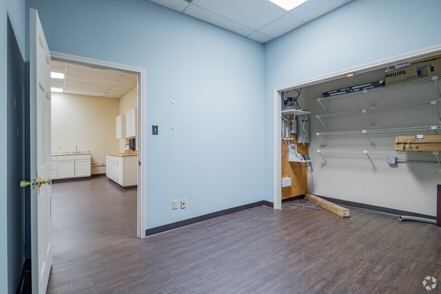 More Photos Of 1400-1460 Sidney Baker St, Kerrville Office For Lease