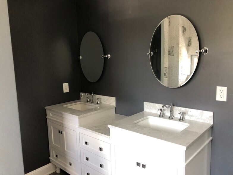 More Photos Of 103 N College Ave, Newton General Retail For Lease