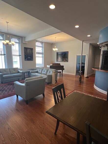 More Photos Of 418-420 E State St, Rockford Storefront For Sale