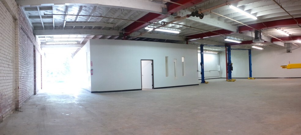 More Photos Of 14850 Calvert St, Van Nuys Service For Lease