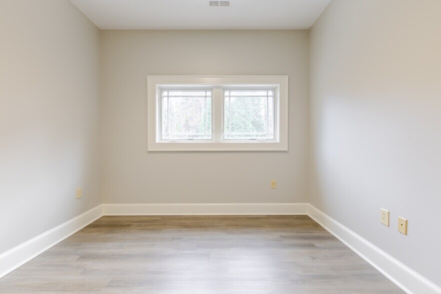 More Photos Of 1069 Bayshore Dr, Rock Hill Office For Lease