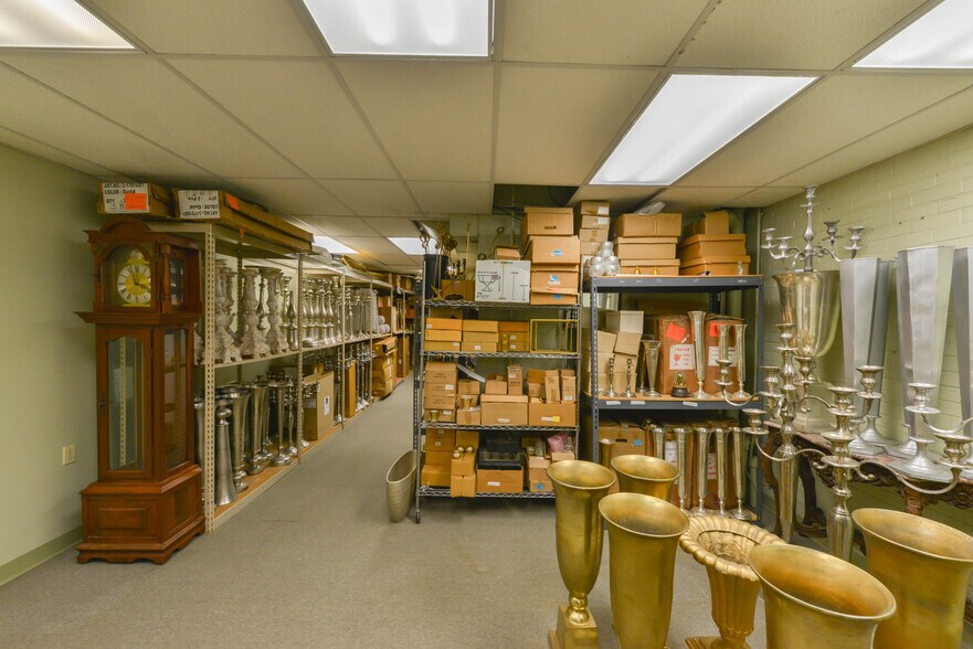 More Photos Of 2734 Lasalle St, Saint Louis Showroom For Sale