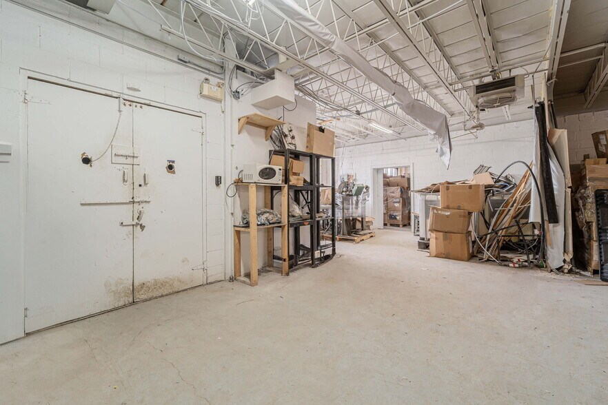 More Photos Of 8515 Av 9e, Montréal Light Manufacturing For Lease