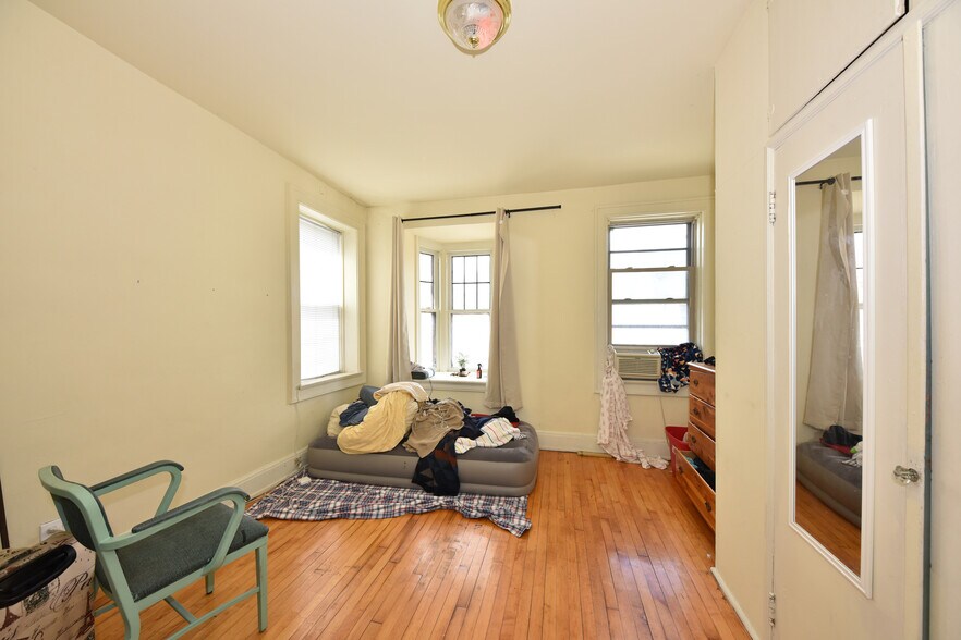 More Photos Of 2670-2672 N Holton St, Milwaukee General Retail For Sale