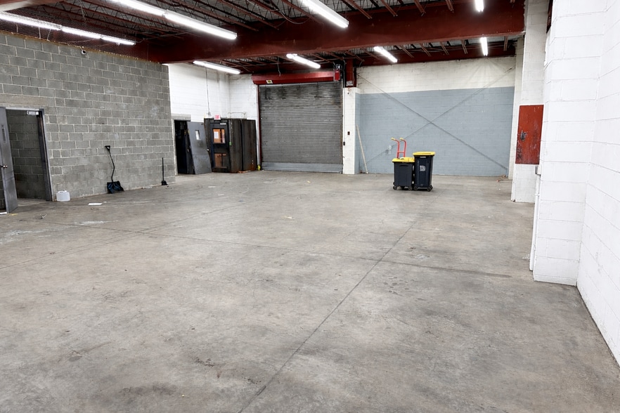 More Photos Of 205 E 1st Ave, Roselle Warehouse For Lease