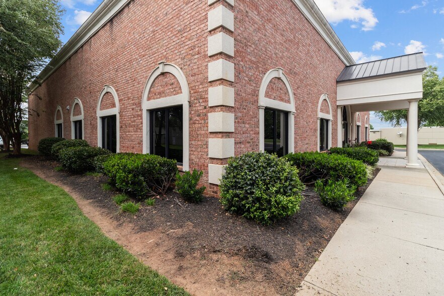 More Photos Of 147 Cedar Pointe Dr, Mooresville Research And Development For Sale